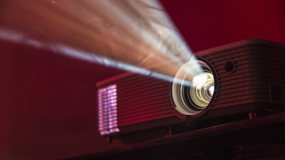 现代都市爱情剧《三十而已2》海报，三位女主角在都市夜景下微笑