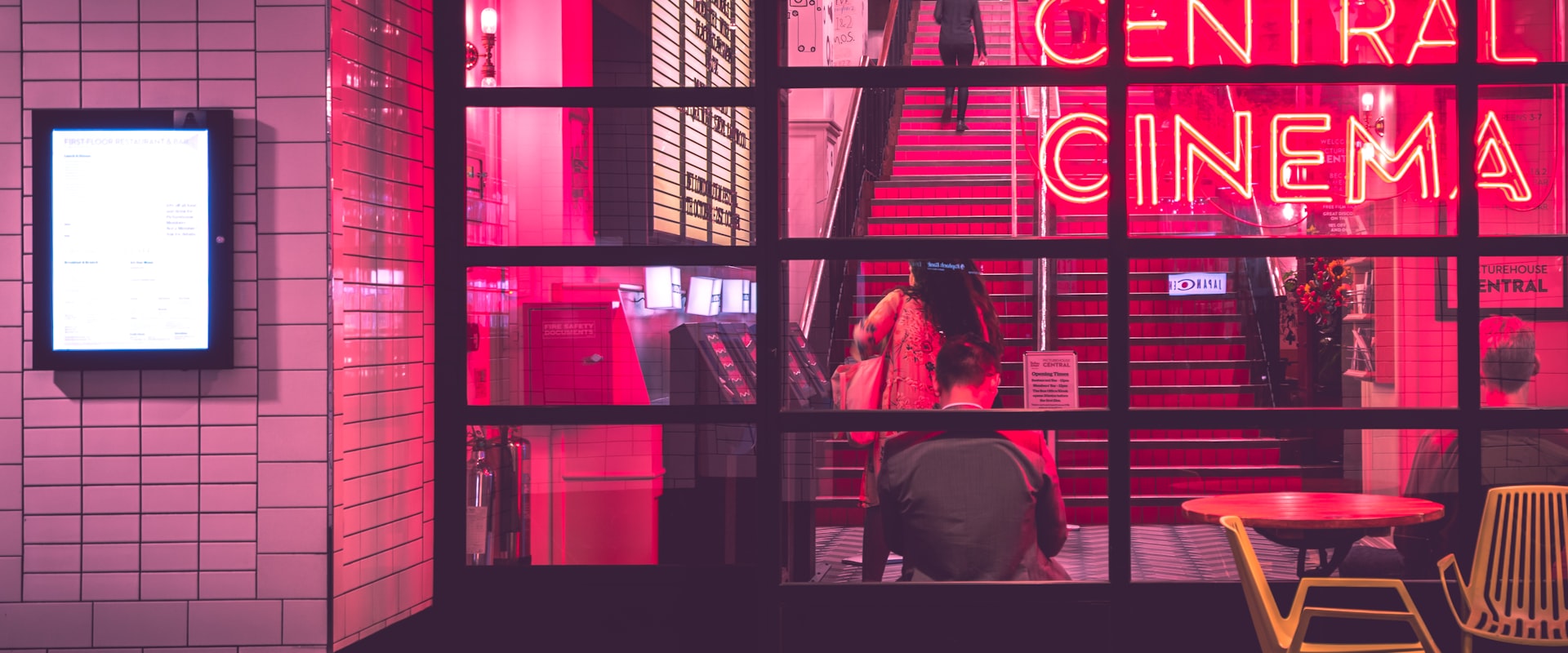 全球热播科幻大片《星际纪元》震撼海报，主角手持光剑面向星空